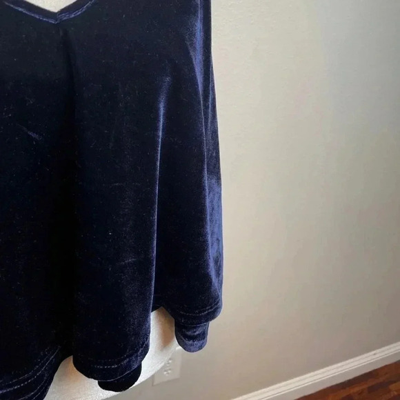 TOBI Relaxed and flowy silhouette with a sexy low back. Navy blue velour fabric. - Picture 3 of 10